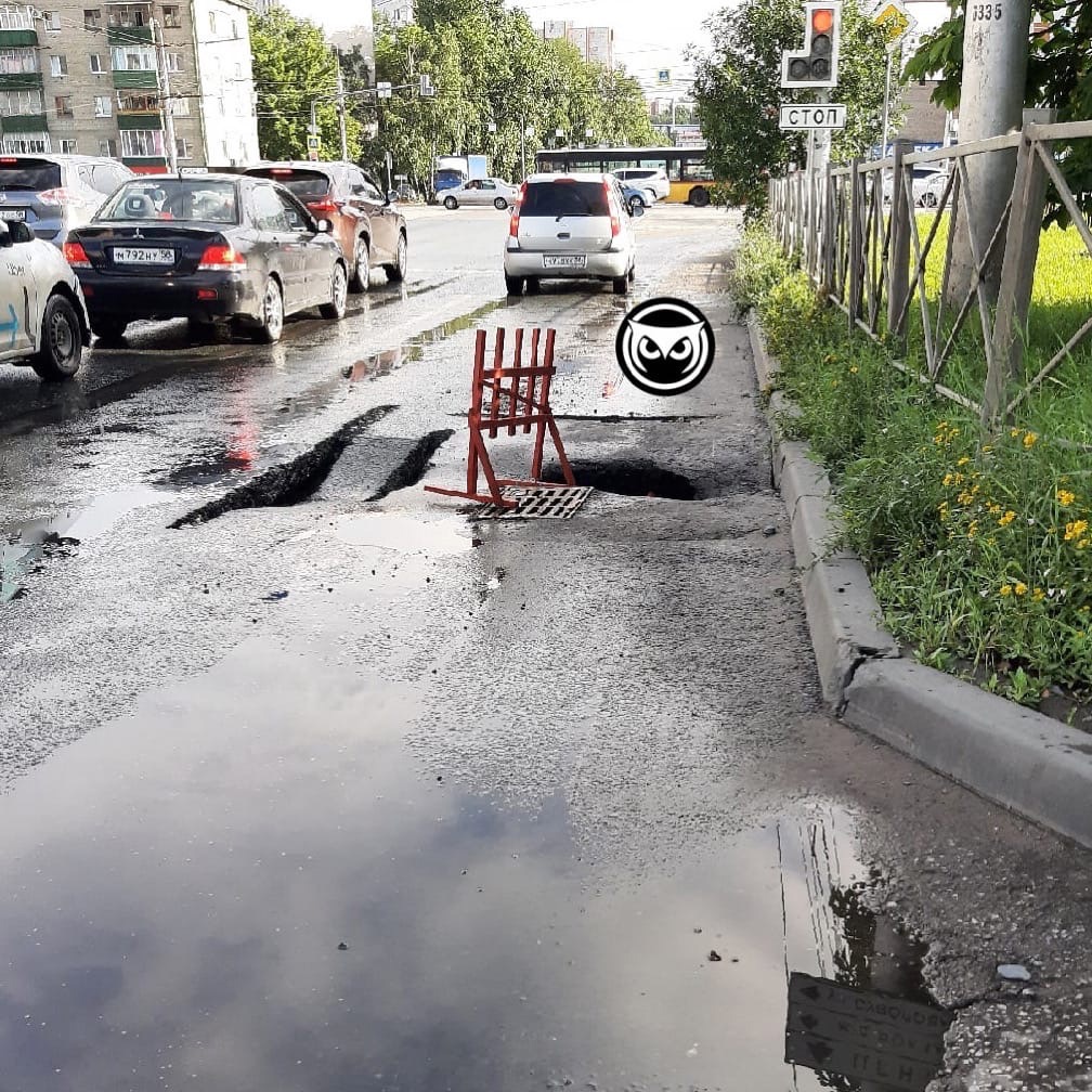 В районе ТЦ "Суворовский" образовался огромный провал в асфальте