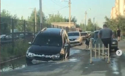 В Терновке машина провалилась под асфальт