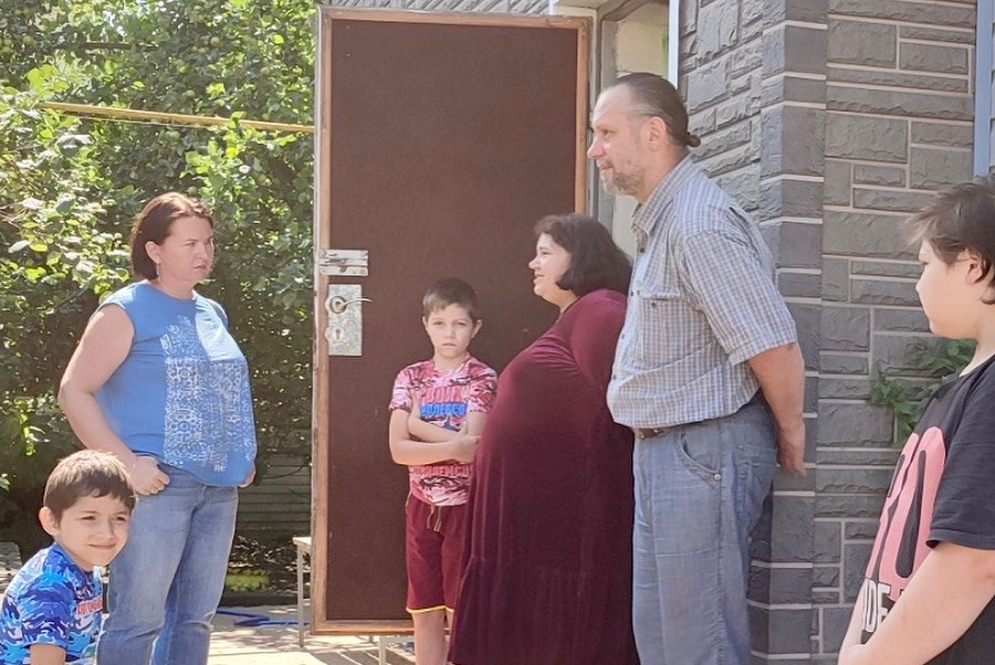 Ольга Чистякова привезла семье Скоморох материалы для ремонта дома