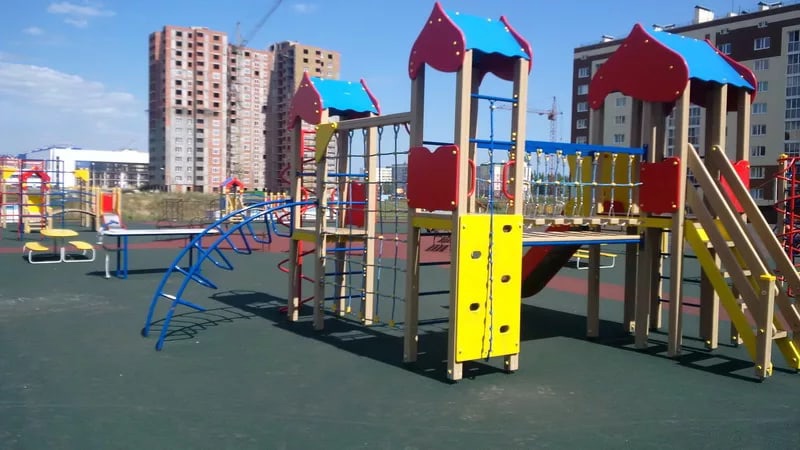 Очевидцы: травмой завершилась для ребенка игра на детской площадке