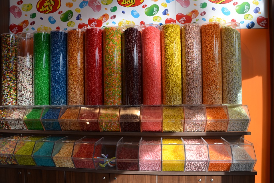 Пензенский предприниматель увидел в сети, как совершают кражу из его конфетного аппарата