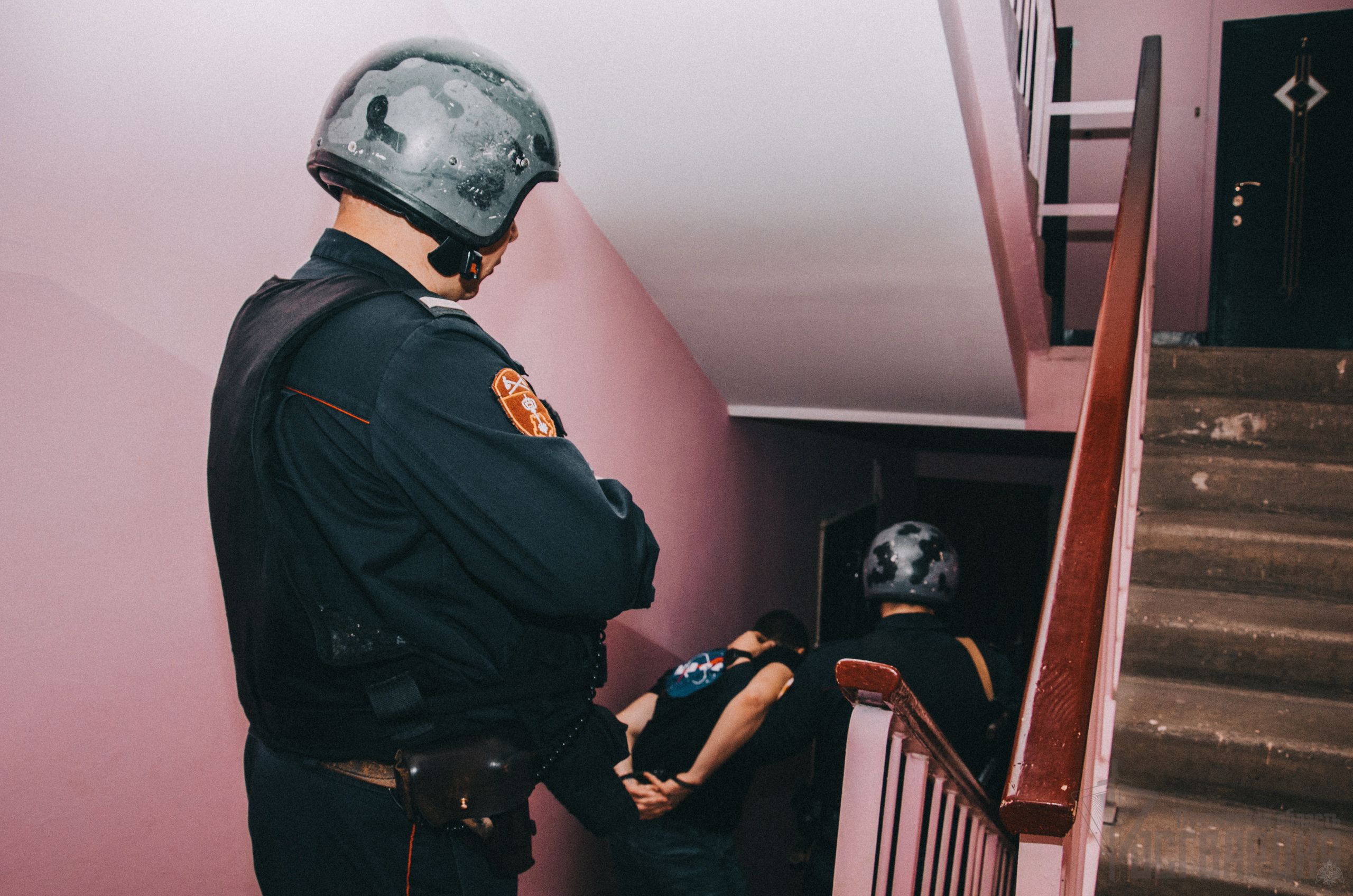 Ночной гость крушил в квартире мебель и выбил межкомнатные двери