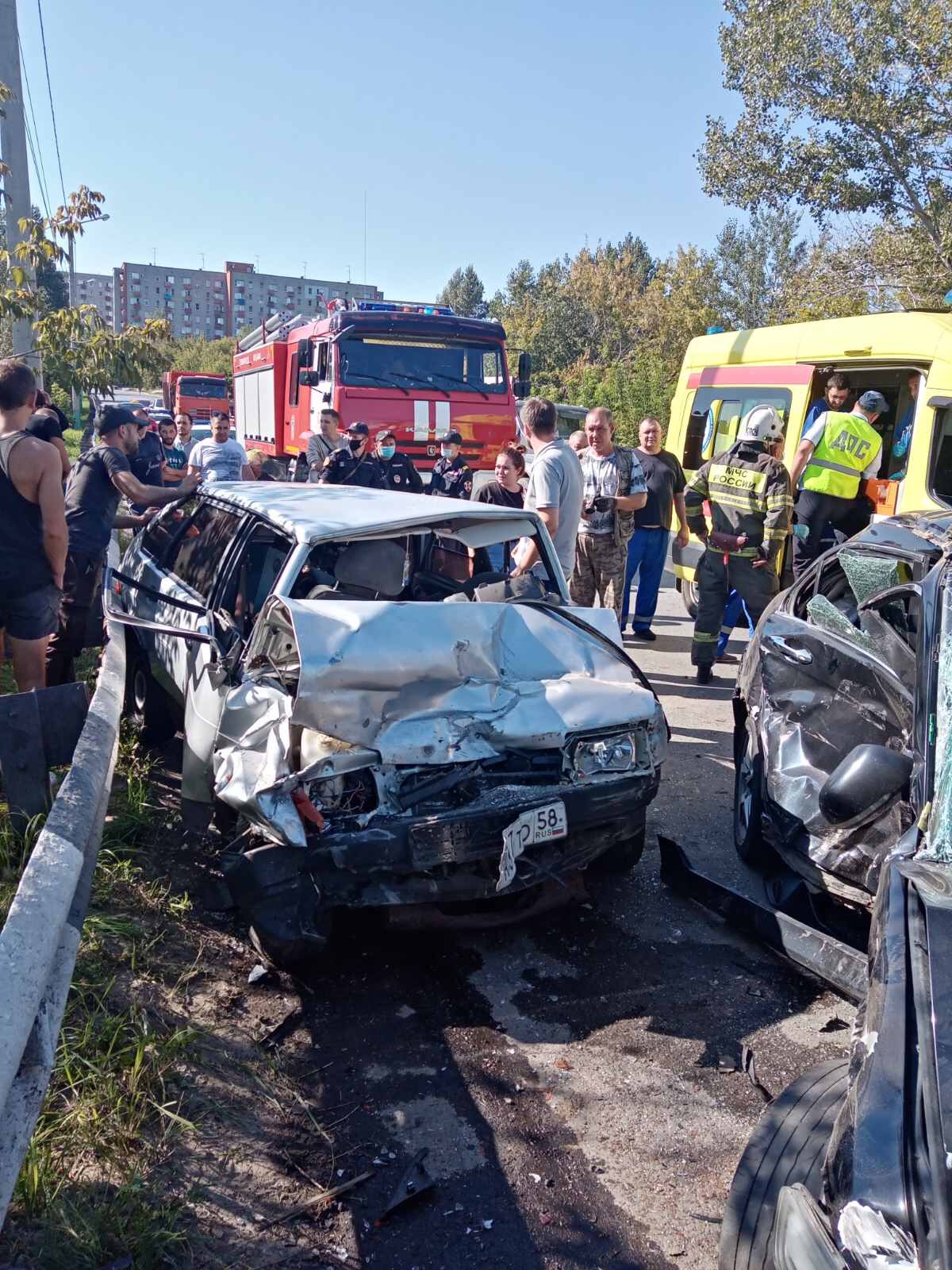 В Пензе пострадавших в ДТП у ТЦ «Зима» пришлось деблокировать спасателям