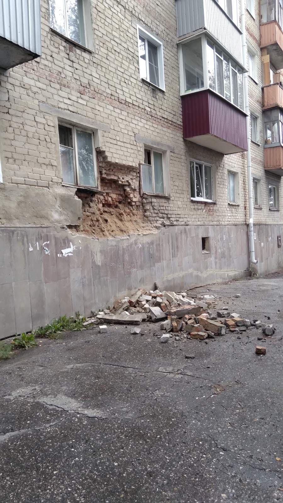 Причины разрушения стены жилого дома на улице Тамбовской выяснит прокуратура