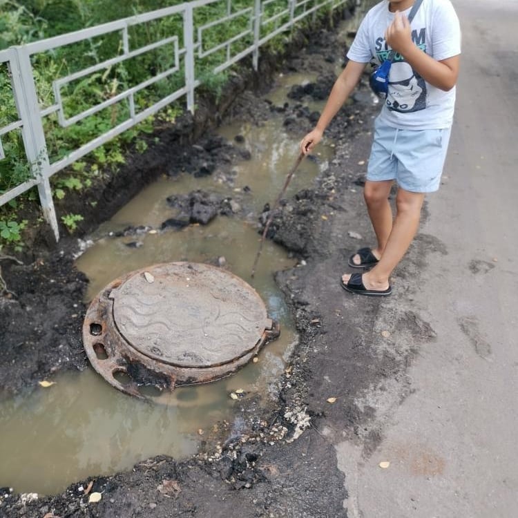 Жители Пензы пожаловались на реку фекалий, хлынувшую на проспект Строителей
