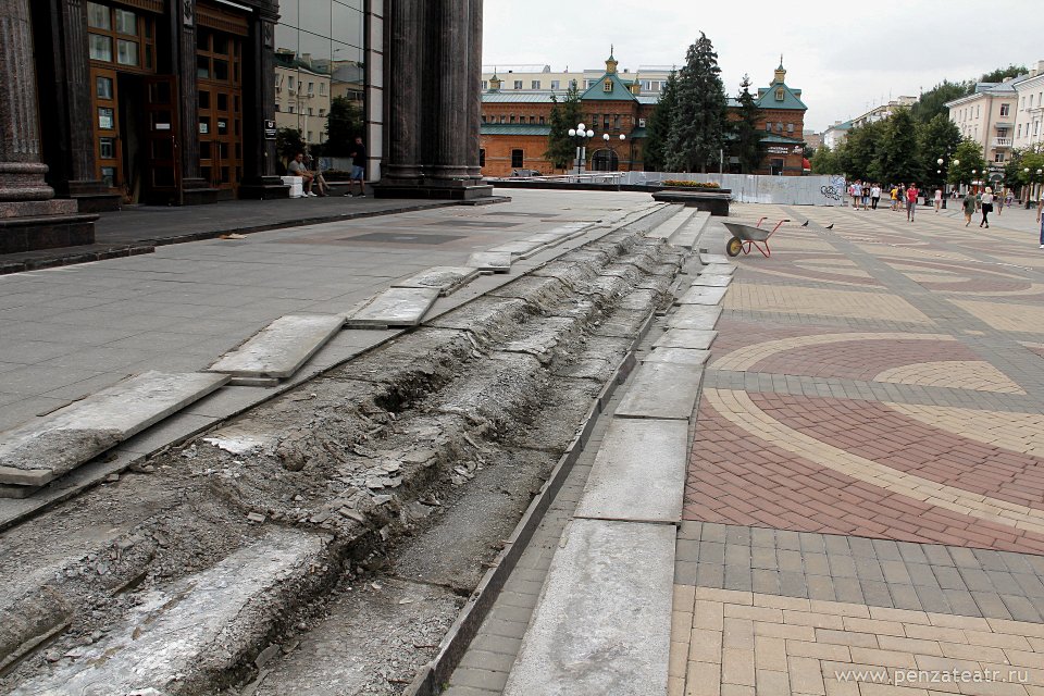 Зрители в новом сезоне будут входить в пензенский драмтеатр по обновленным ступеням