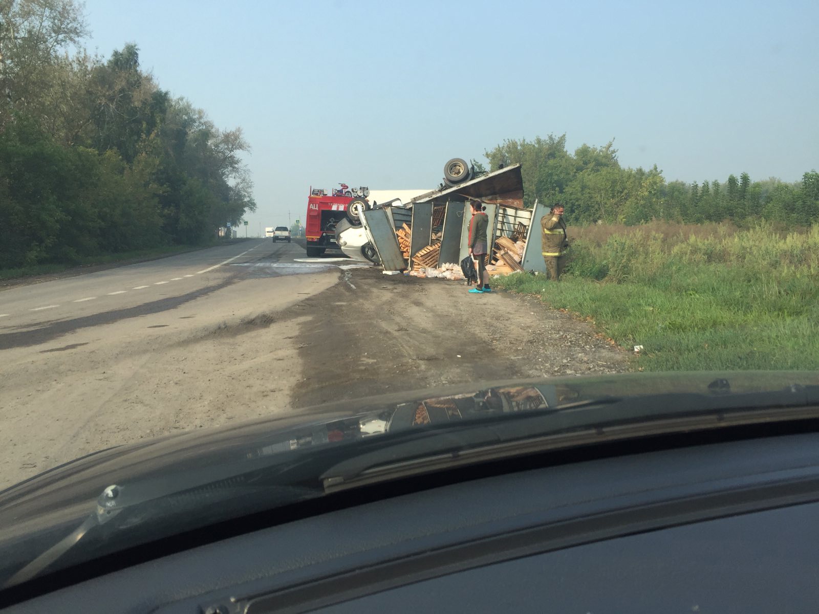 В Пензе два человека пострадали в ДТП с перевернувшейся хлебовозкой