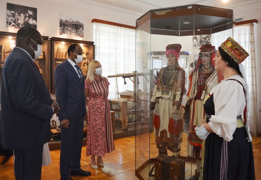 Послу Уганды в Пензе подарили сборник афоризмов Василия Ключевского