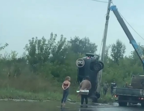 В Пензе на "пьяной дороге" произошла авария, авто поднимали краном