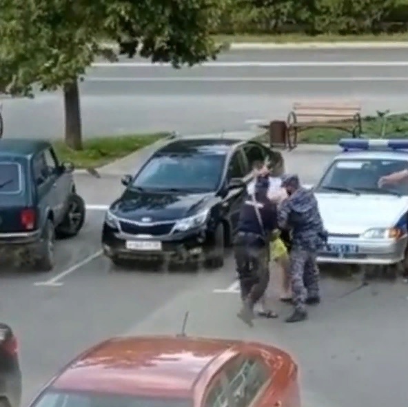 В Заречном правоохранители силой задержали безмасочника