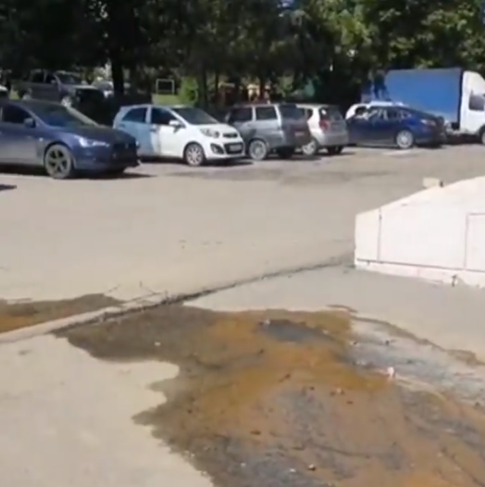 В Пензе на улице Воронова из асфальта забил «фонтан»