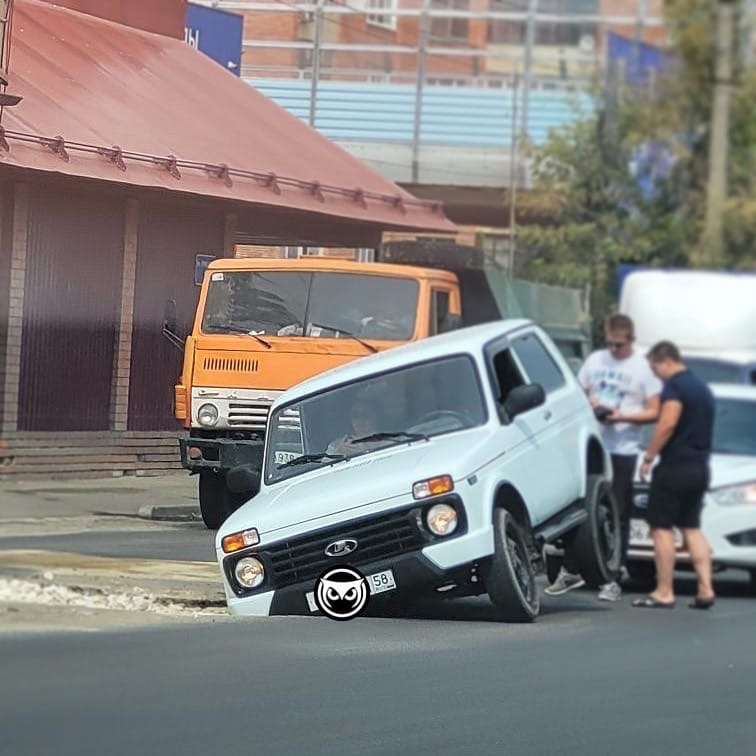 В Пензе «Нива» провалилась в яму посреди проезжей части