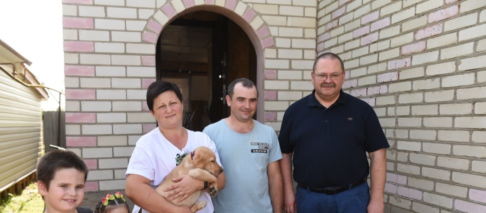 Олег Мельниченко подарил многодетной семье щенка лабрадора