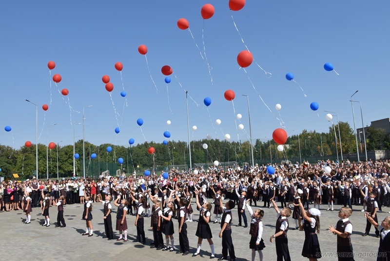 В Пензе школьные выпускные могут провести «без помощи родителей и даже без нарядов»