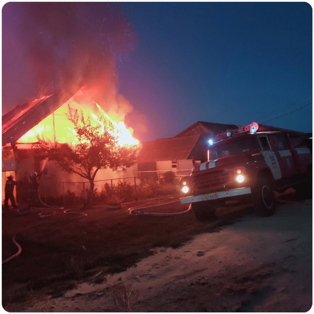 Пожар поглотил жилой дом, никто не пострадал