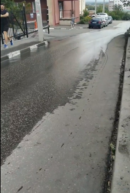 В Пензе на Тамбовской улице из-под земли забил фонтан