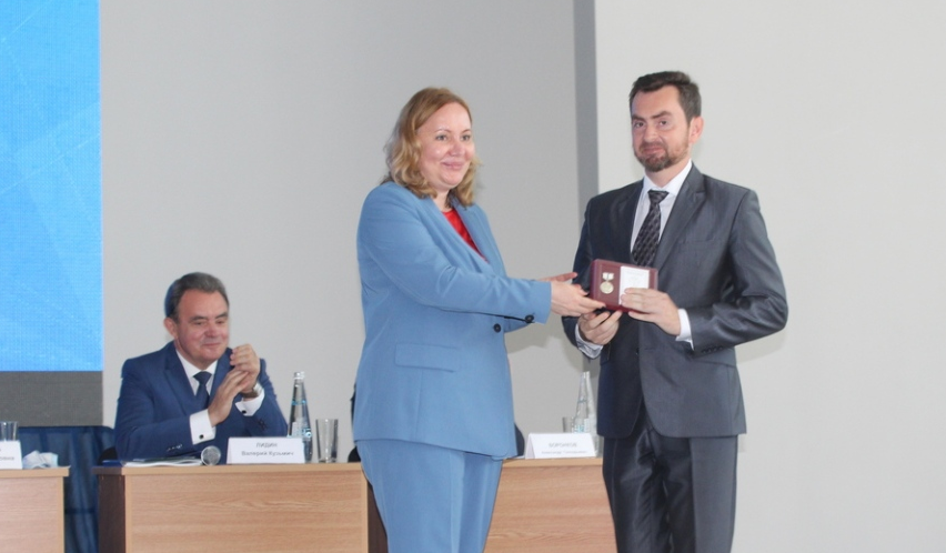 Замминистра просвещения РФ наградила пензенского географа почетным знаком