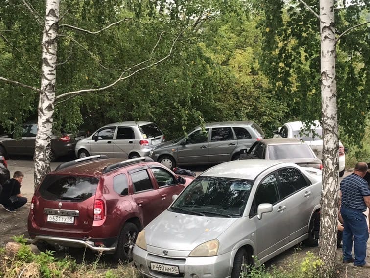 В Пензе хулиганы разбили 4 легковушки на парковке