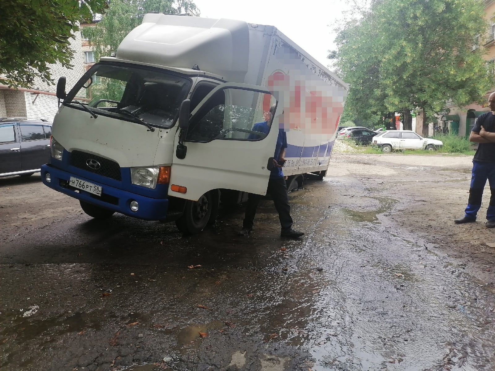 В Пензе в районе КПД грузовик провалился на дороге, размытой водой