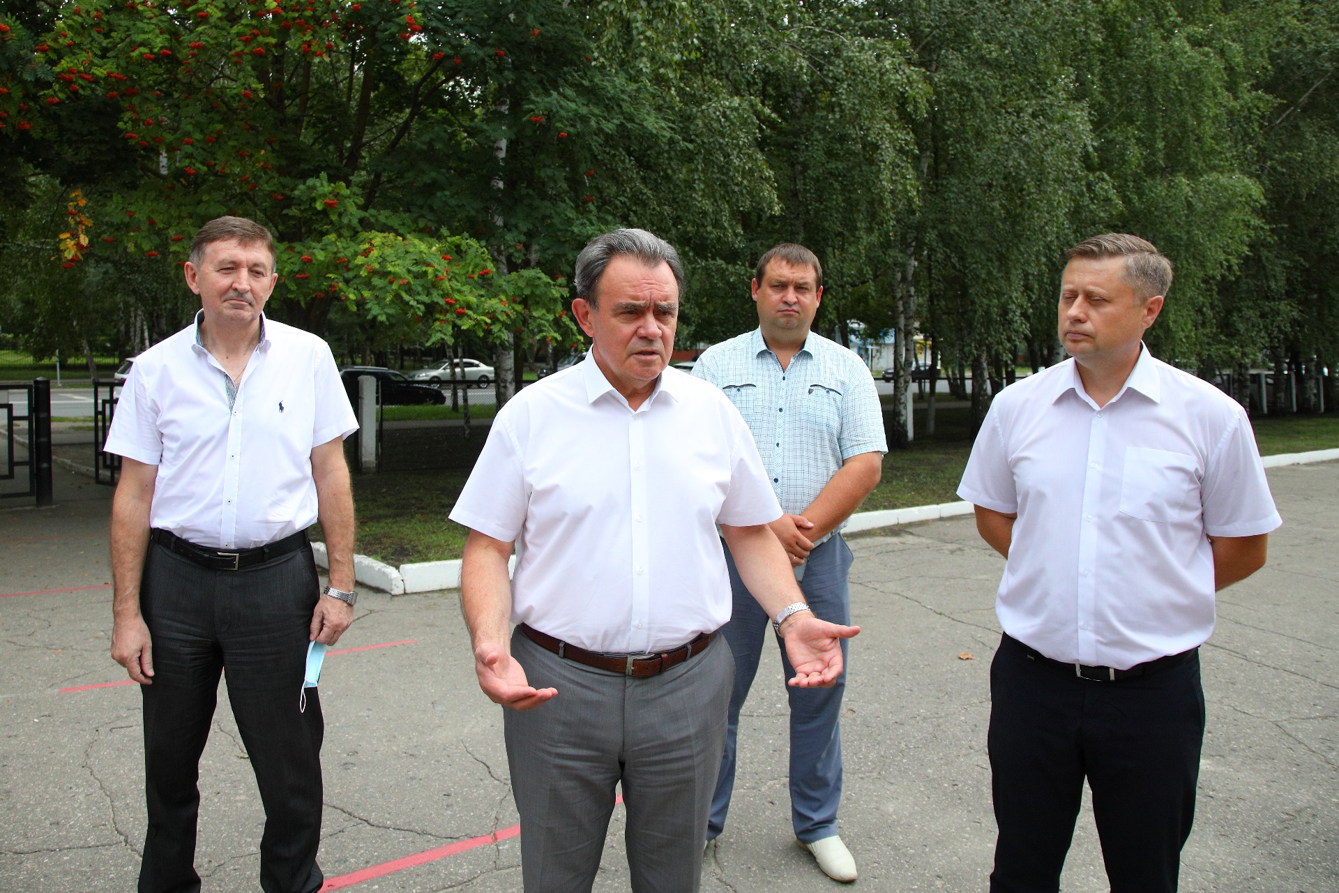 Валерий Лидин проверил подготовку к строительству хоккейной площадки у школы в Арбеково