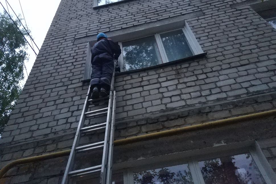 В Пензе спасли мужчину, упавшего в квартире