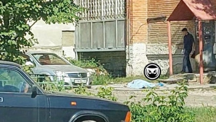 Очевидцы сообщают о гибели выпавшего из окна человека