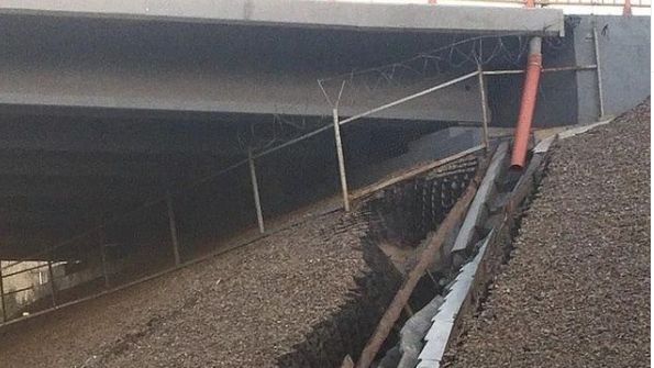 В Заречном неизвестные повредили часть конструкции путепровода