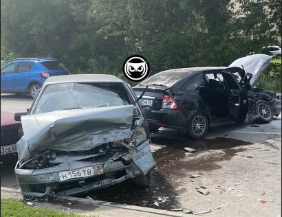 В столкновении у кондитерской фабрики пострадал водитель