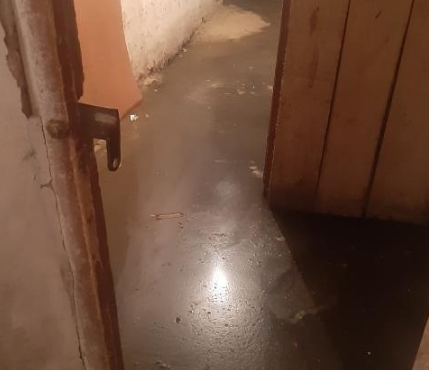 Жители дома на Попова задыхаются от запаха канализации