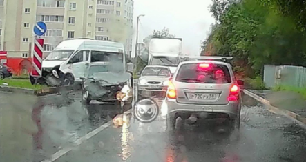 Причины ДТП в микрорайоне Шуист выясняют сотрудники ГИБДД