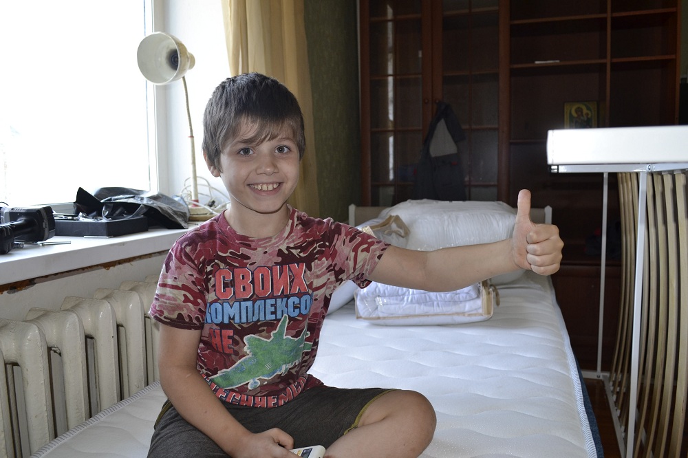 "Караван добрых дел" подарил семье с 11 детьми кровати на новоселье