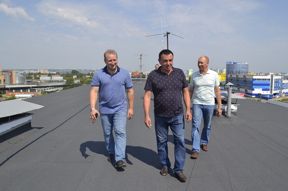 Руководители УК «Надежда-6» проверили ремонт крыши многоэтажки в Терновке