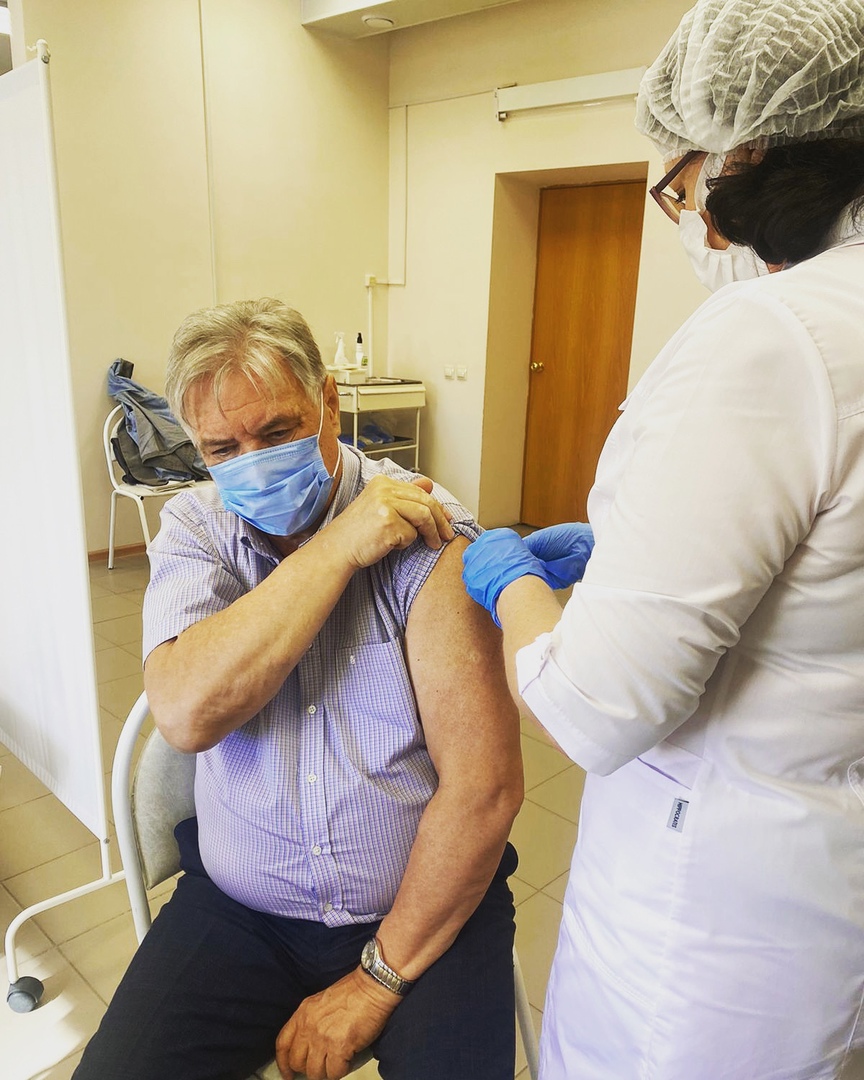 Главврач Сергей Рыбалкин рассказал, как привился "Спутником лайт"