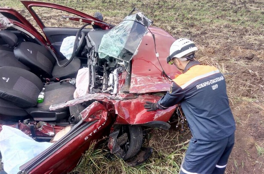 Пензенские спасатели вырезали пострадавшего из искорёженного авто