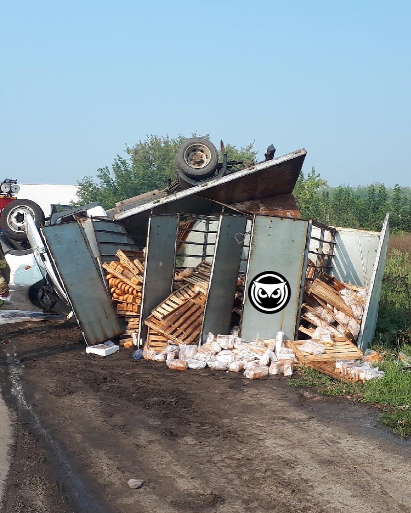 В Пензе на дороге перевернулся грузовик с хлебом
