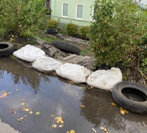 В Пензе жители улицы Гастелло вынуждены строить «дамбы»