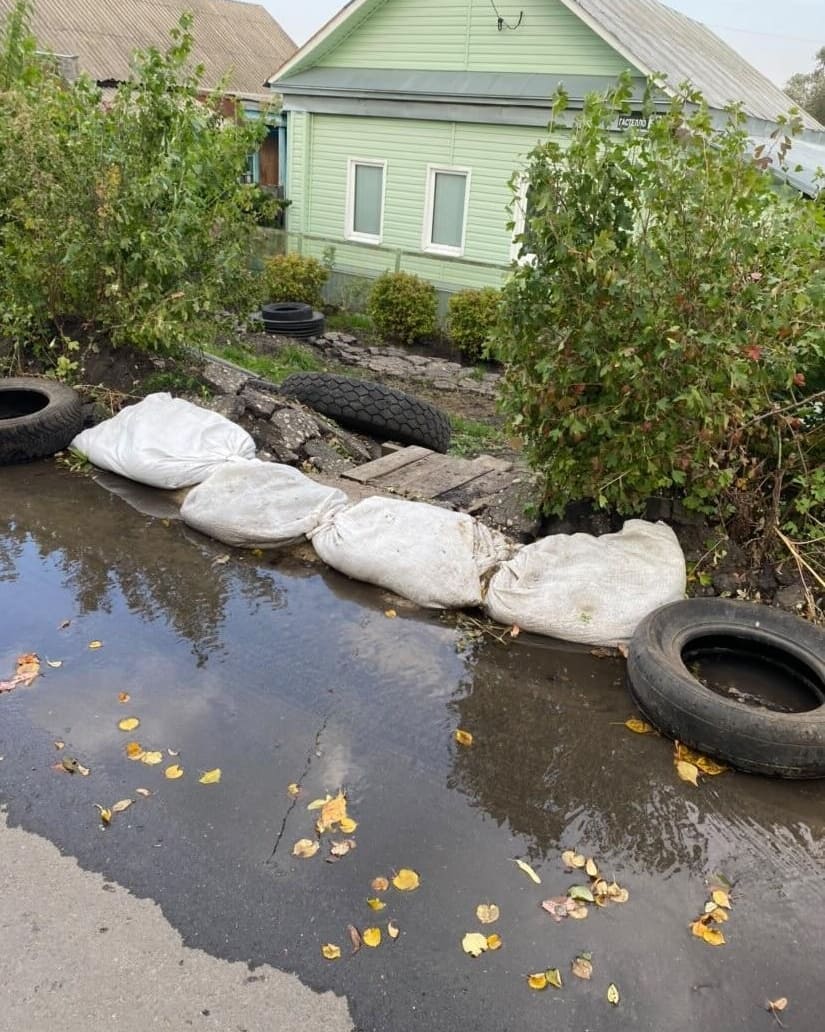 В Пензе жители улицы Гастелло вынуждены строить «дамбы»