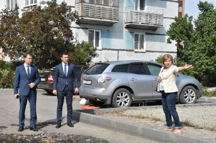 При содействии Ивана Краснова на улице Карпинского обновят асфальт и установят ливневку