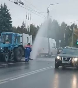 Ирония: в Пензе у здания «Горводоканала» из-под земли забил гейзер