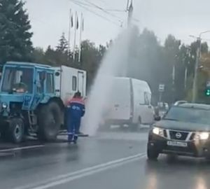 Ирония: в Пензе у здания «Горводоканала» из-под земли забил гейзер