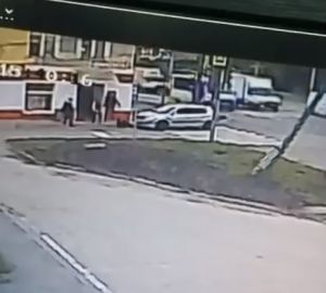 В Терновке подросток угодил под колеса авто после нападения неизвестного