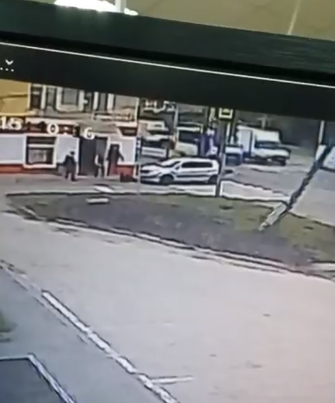 В Терновке подросток угодил под колеса авто после нападения неизвестного