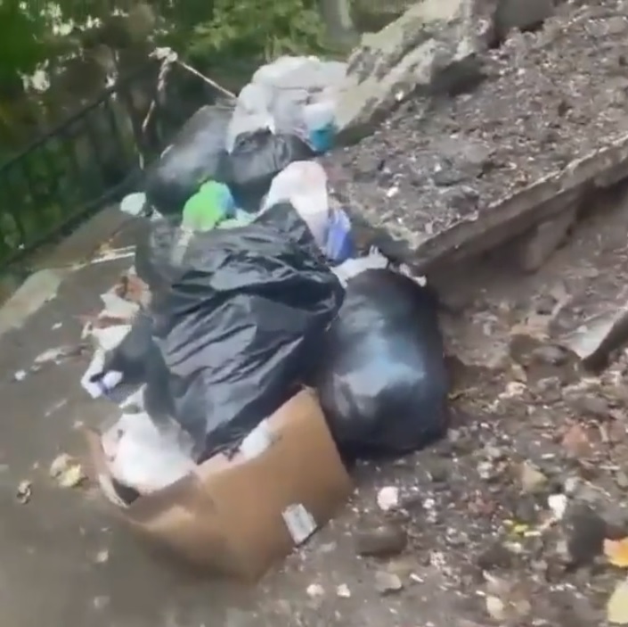 Раскопки ресурсников стали причиной стихийной свалки на Московской