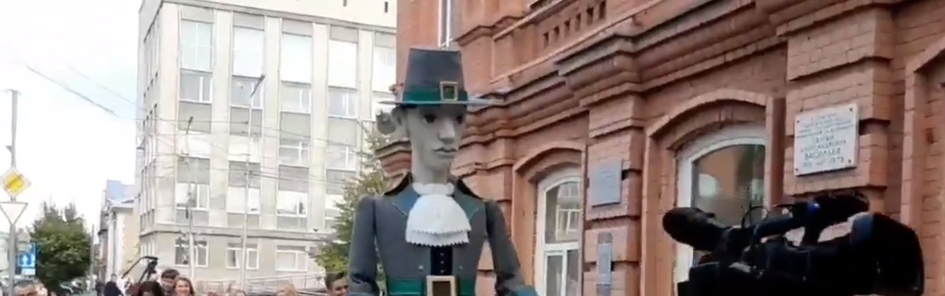 Великан из Пензы отправился гулять по улицам Кургана