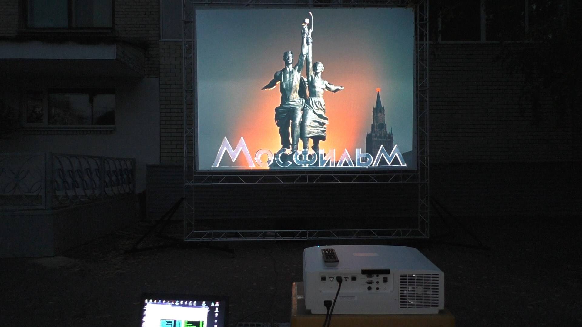 В Кузнецке начали устраивать кинопоказы под открытым небом