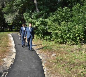 При содействии Ивана Краснова на улице Карпинского организуют тротуарную зону