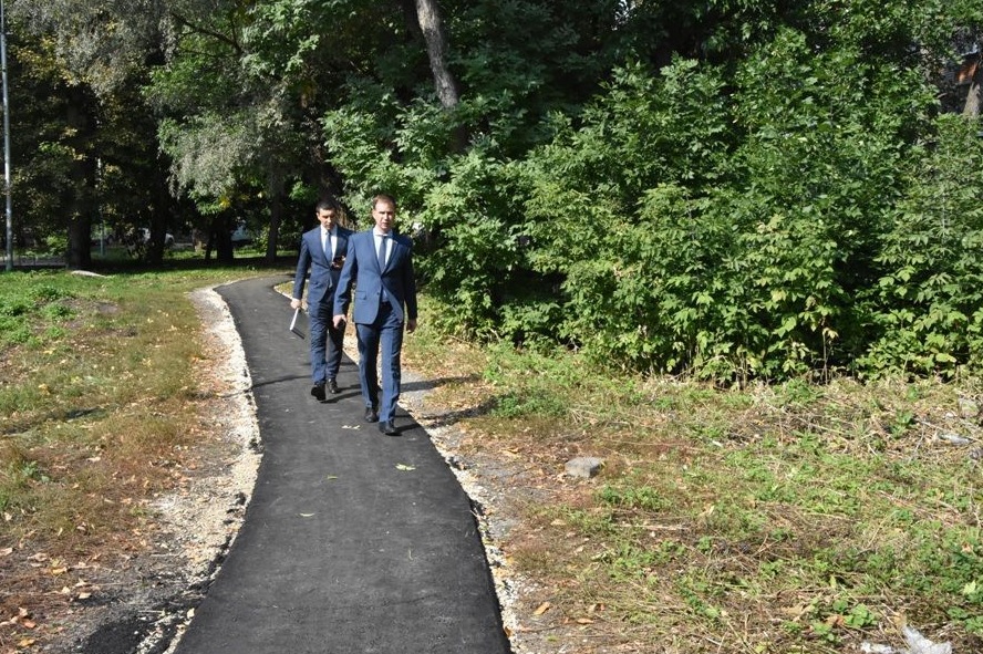 При содействии Ивана Краснова на улице Карпинского организуют тротуарную зону