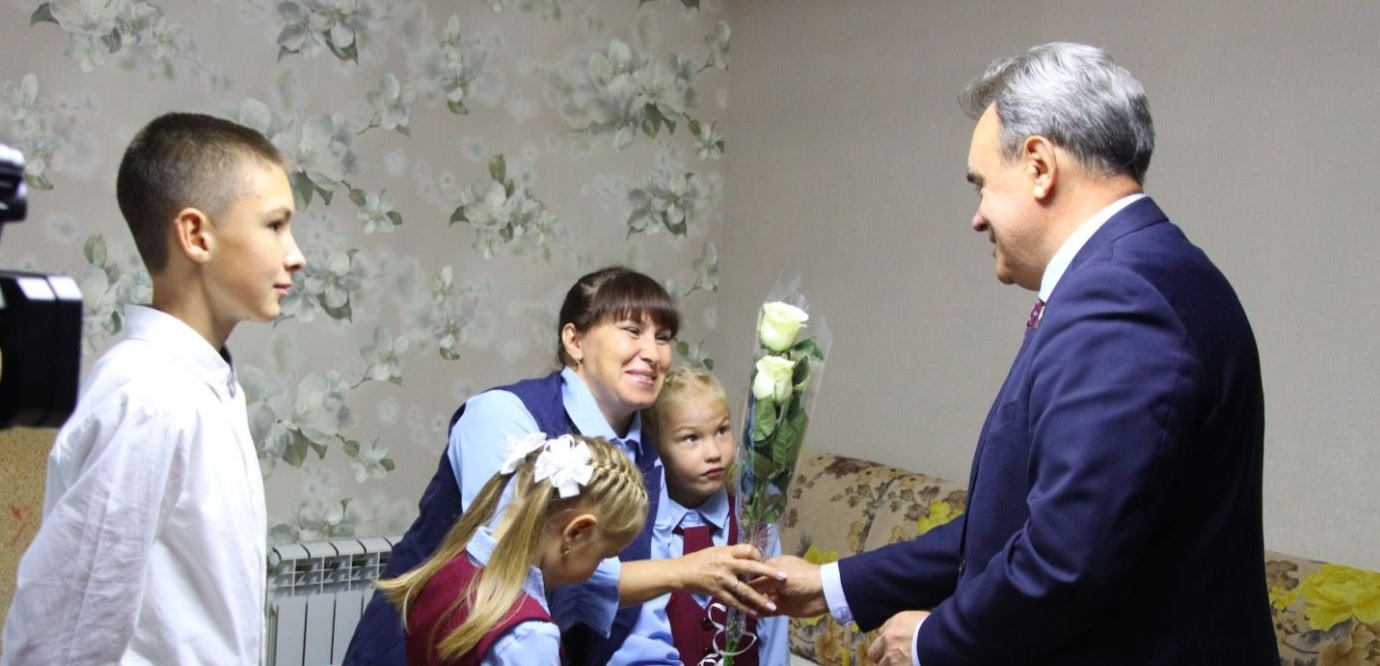 Валерий Лидин вручил подарки многодетной семье из Сердобска