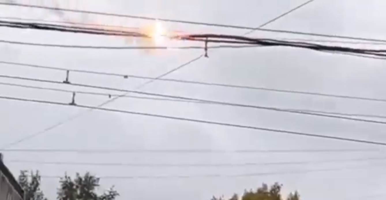 Пензенцев предупредили об опасности в виде горящих высоковольтных проводов