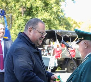 Олег Мельниченко вручил представителям лесной отрасли ключи от новых машин для пожарных станций